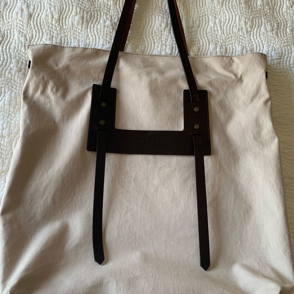 Burberry UNISEX TOTE BAG. Beige color